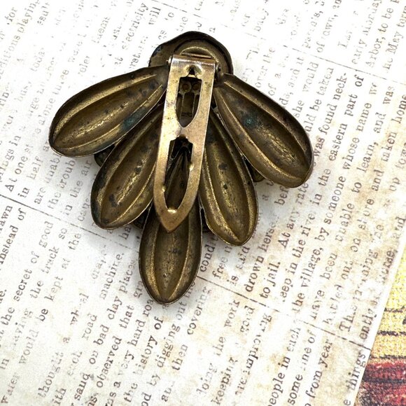 Vintage Very Old Large Dress Clip Brass Emerald Green Glass Art Deco Styled - Picture 3 of 11